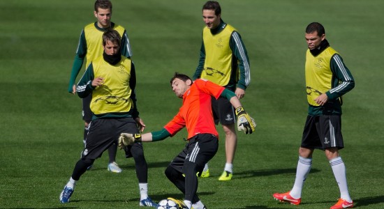 Касильяс тренируется вместе с другими игроками, Getty Images