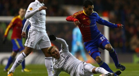 Холтби пытается отобрать мяч у Салаха, Getty Images