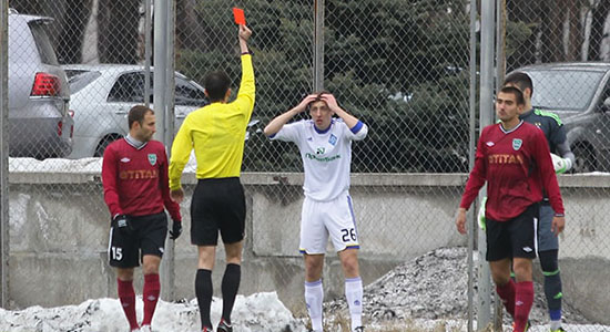 Ключевой эпизод матча: судья уже достал красную карточку, fcdynamo.kiev.ua