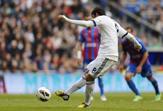 Кака забивает второй мяч, фото Getty Images