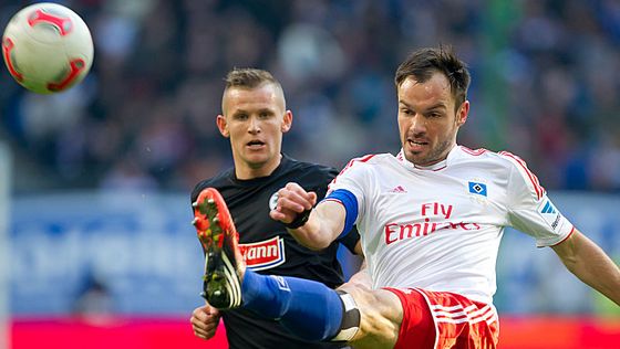 фото picture alliance, автор мяча Йонатан Шмид и капитан Гамбурга Хайко Вестерманн