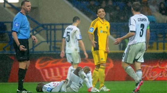 Эдмар в окружении соперников, фото Дмитрия Неймырка, Football.ua