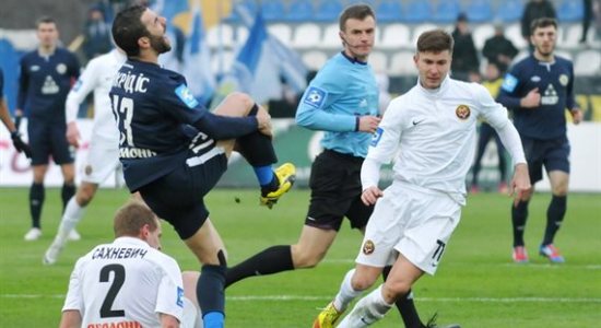 Макридис ведет борьбу с игроками Металлурга из Запорожья, фото Михаила Масловского, Football.ua