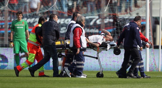 Пизано увозят с поля, Getty Images