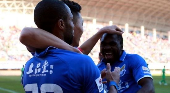 Партнеры поздравляют Кейта, фото wildeastfootball.net