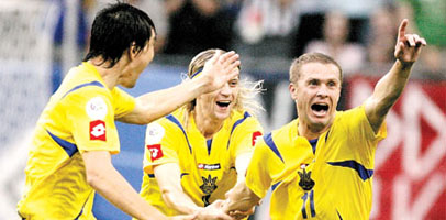 Сергей Ребров празднует свой гол в ворота Саудовской Аравии