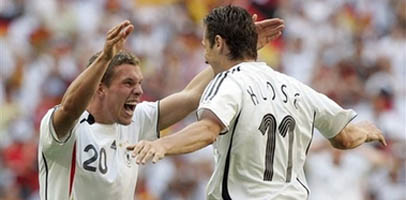 Лукаш Подольски и Мирослав Клозе празднуют второй гол в ворота шведов