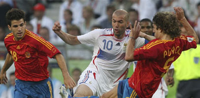 Один из героев матча Зинедин Зидан (в центре)