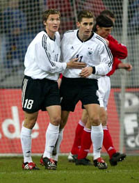 Мирослав Клозе (справа)