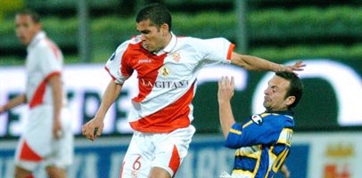 Даниэль Алвеш (слева) близок к переходу в 