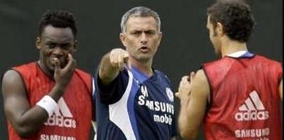 Моуриньо раздает указания, фото Reuters