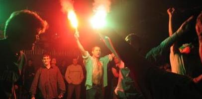 Стоит ли разрешить футбольным фанам фаера?