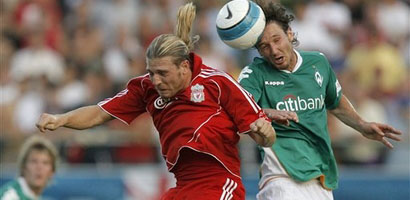 Красный цвет Андрею очень идет :)