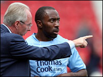 Эрикссон показывает Дариушу место