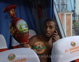 Может деревянную вазу не тому вручили?