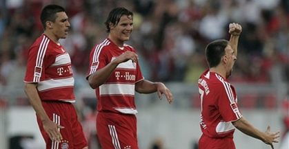 Лусио и ван Буйтен спешат поздравить Рибери, АР