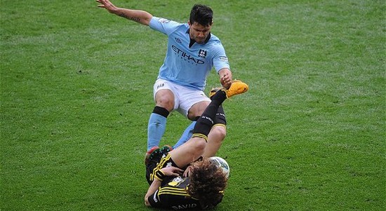 Фол Серхио Агуэро против Давида Луиса, фото Getty Images