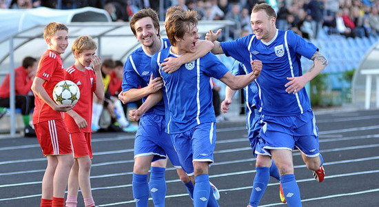 Чорний (в центре) только что принес Николаеву вторую в сезоне победу над Сталью, mfc.mk.ua