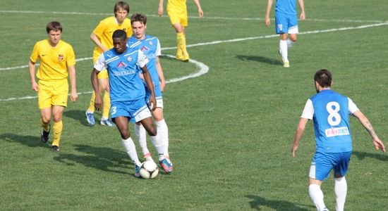 Шериф (с мячом) и Каськов (следом за ним) вели атаки Олимпика, фото olimpik.com.ua