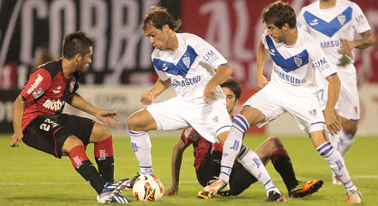 С мячом Федерико Инсуа, ole.com.ar