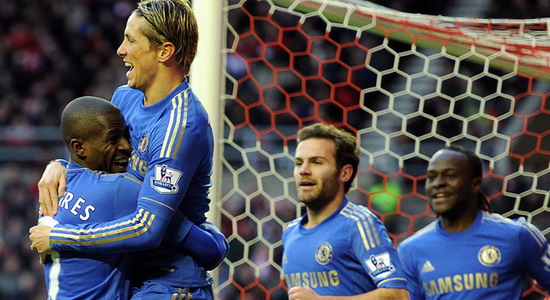 Партнеры по команде поздравляют Торреса с забитым голом, Getty images