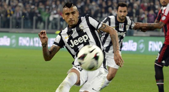 Видаль забивает пенальти в ворота Милана, skysports.com