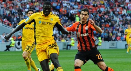 Гуйе в борьбе с Мхитаряном, фото Football.ua