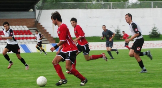 Играют белоцерковская Рось и ильичевский Бастион. Тогда еще – клубы второй лиги, фото Артура Валерко, Football.ua.