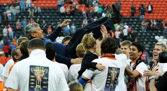 Мирча Луческу со своими подопечными празднует победу в чемпионате. © Михаил Масловский, Football.ua