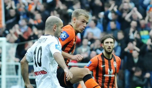 Дмитрий Гречишкин против Джабы Липартии. Фото Михаила Масловского, Football.ua