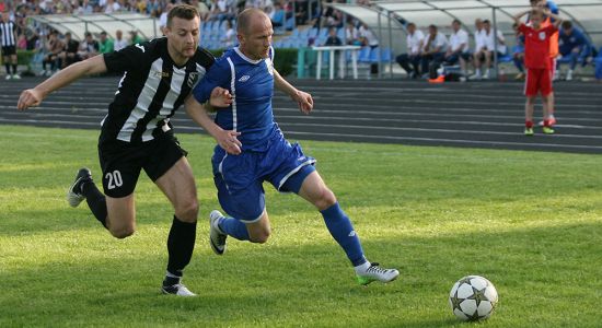 Игра в Николаеве сложилась так, что Сирыку (справа) довелось даже обороняться, а Гудзикевич больше работал в атаке, фото niknews.mk.ua