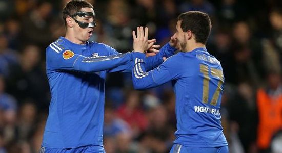 Азар поздравляет Торреса, фото mirror.co.uk