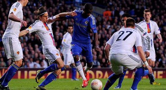 Рамирес в окружении игроков Базеля, фото thesun.co.uk 