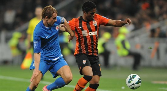 Богдан Бутко против Дугласа Косты. Фото Football.ua