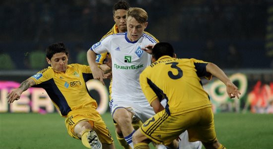 Роман Безус в окружении игроков Металлиста. © Дмитрий Неймырок, Football.ua