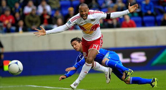 Тьерри Анри празднует гол, Getty images