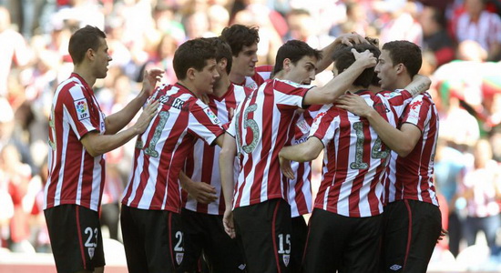 Партнеры поздравляют Адуриса с открытием счета, фото as.com 