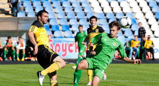 Дмитрий Швец (справа) огорошил соперников своим потрясающим голом, fcbukovyna.com