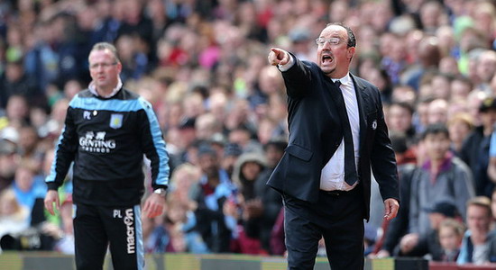 Рафа Бенитес дает указания игрокам, Getty images