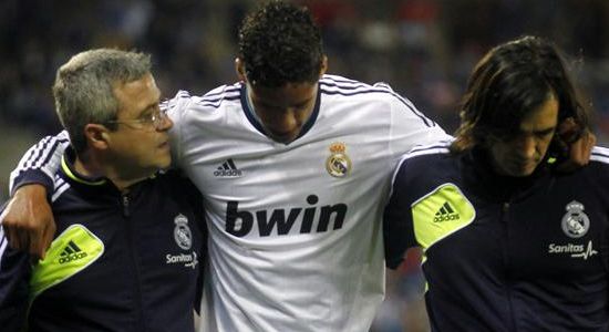 Варан не смог покинуть поле самостоятельно, фото asia.eurosport.com