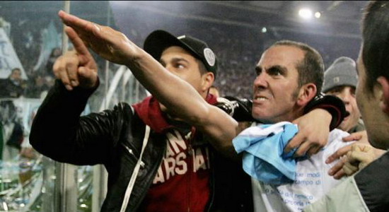 Паоло Ди Канио и его знаменитый жест, адресованный тиффози Лацио, Getty images