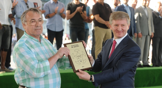 Михаил Ошенков получает награду, shakhtar.com