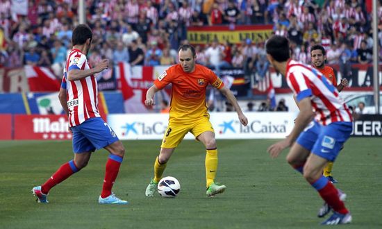 Иньеста в окружении соперников, as.com