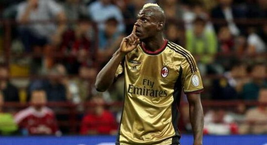 Марио Балотелли жестом призывает фанатов Ромы закрыть рты, Getty images