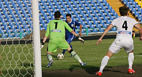 Голенков за мгновение до результативного удара, фото А.Белоножко niknews.mk.ua