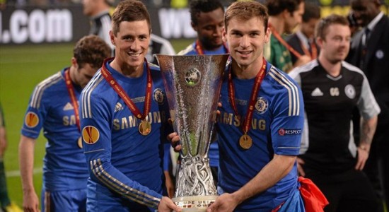 Торрес и Иванович с почетным трофеем, Sportsfile