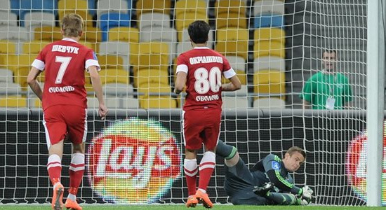 Максим Коваль берет пенальти. Фото Ильи Хохлова, Football.ua