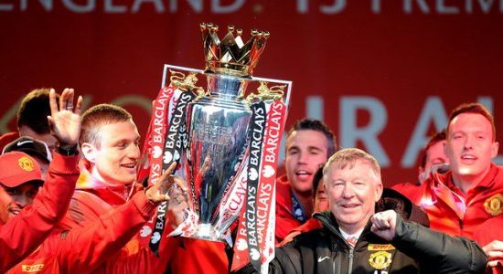 Фергюсон и подопечные с чемпионским кубком, фото skysports.com