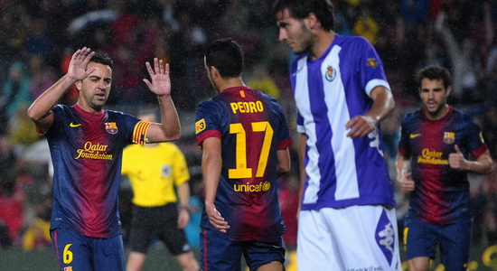 Хави поздравляет Педро с забитым мячом, фото elmundodeportivo.com