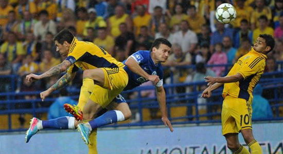 Артем Федецкий против харьковских южноамериканцев.  © Дмитрий Неймырок, Football.ua